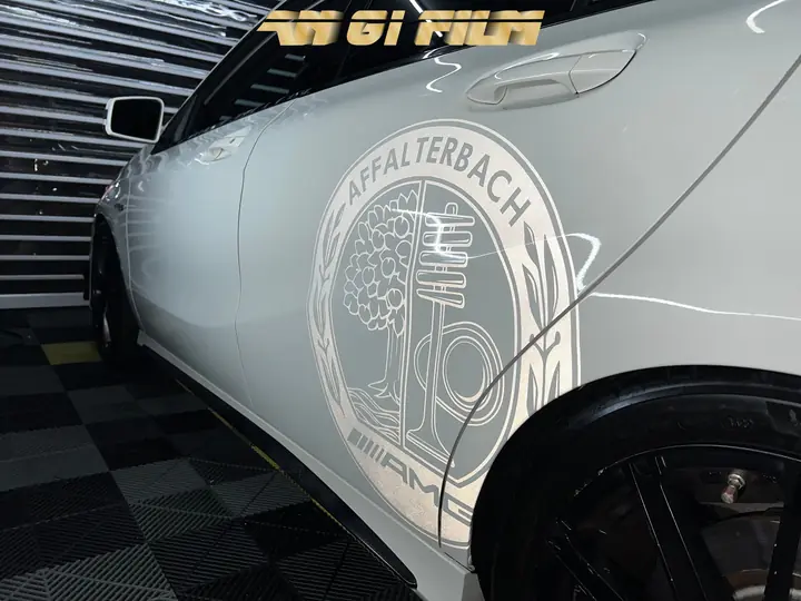 Mercedes-AMG・門板銀色圖騰