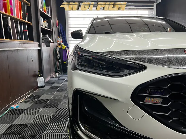 Ford Focus・大燈燻黑