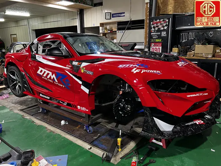 Toyota GR Supra・施工中・競技彩貼